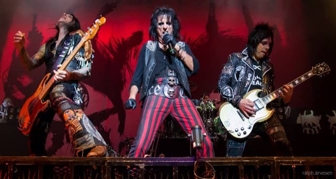Alice Cooper durante un concerto nel 2015