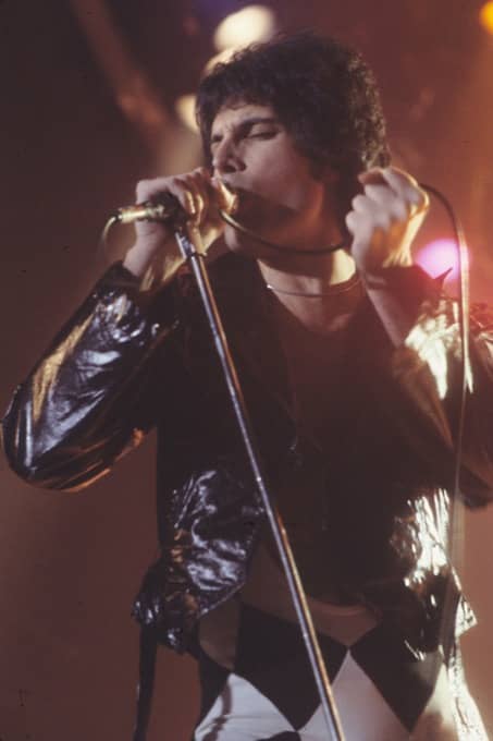 Freddie Mercury durante un concerto nel 1977