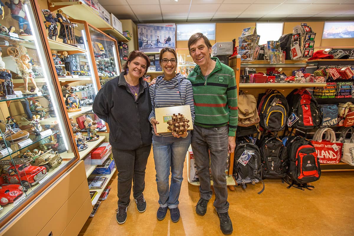 Trois générations de la famille du Bazar Suisse dans le magasin